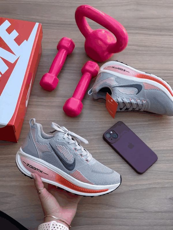 NIKE VOMERO 18 - GRAFITE/ROSÊ/LARANJA