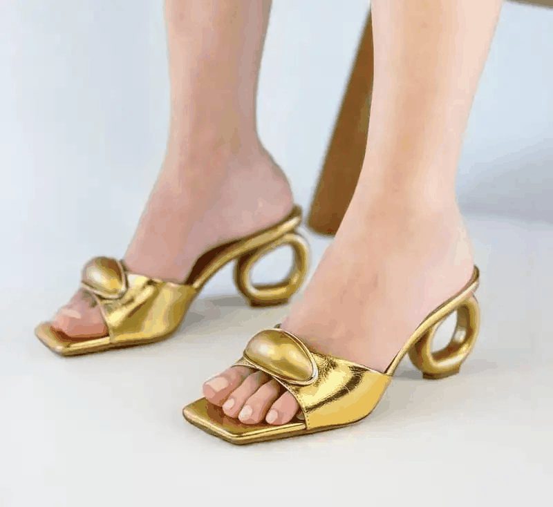 SANDALIA SALTO DOURADO
