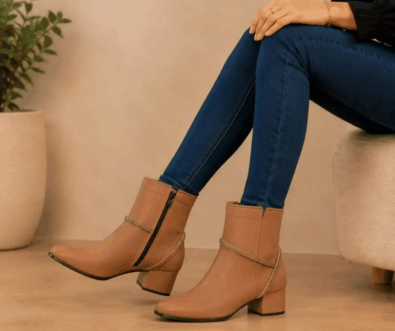 BOTA CANO CURTO TIRAS - CARAMELO