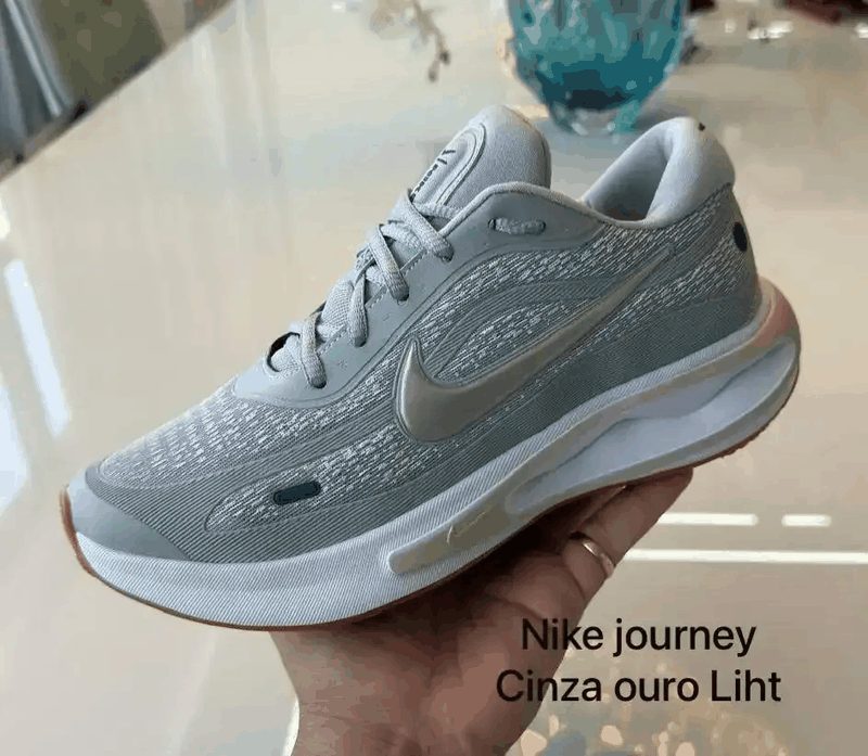 NIKE JOURNEY - CINZA/OURO/BCO