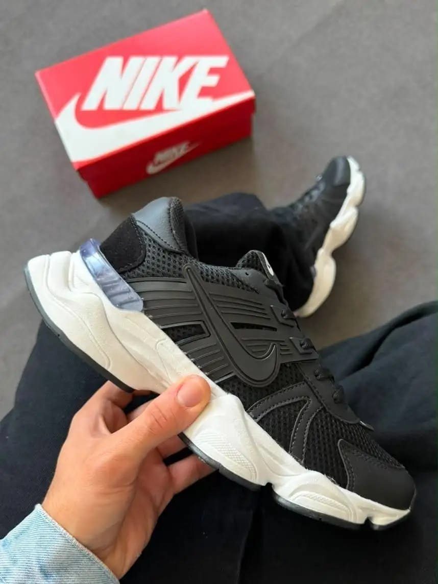 NIKE V2K RUN - PRETO/BCO