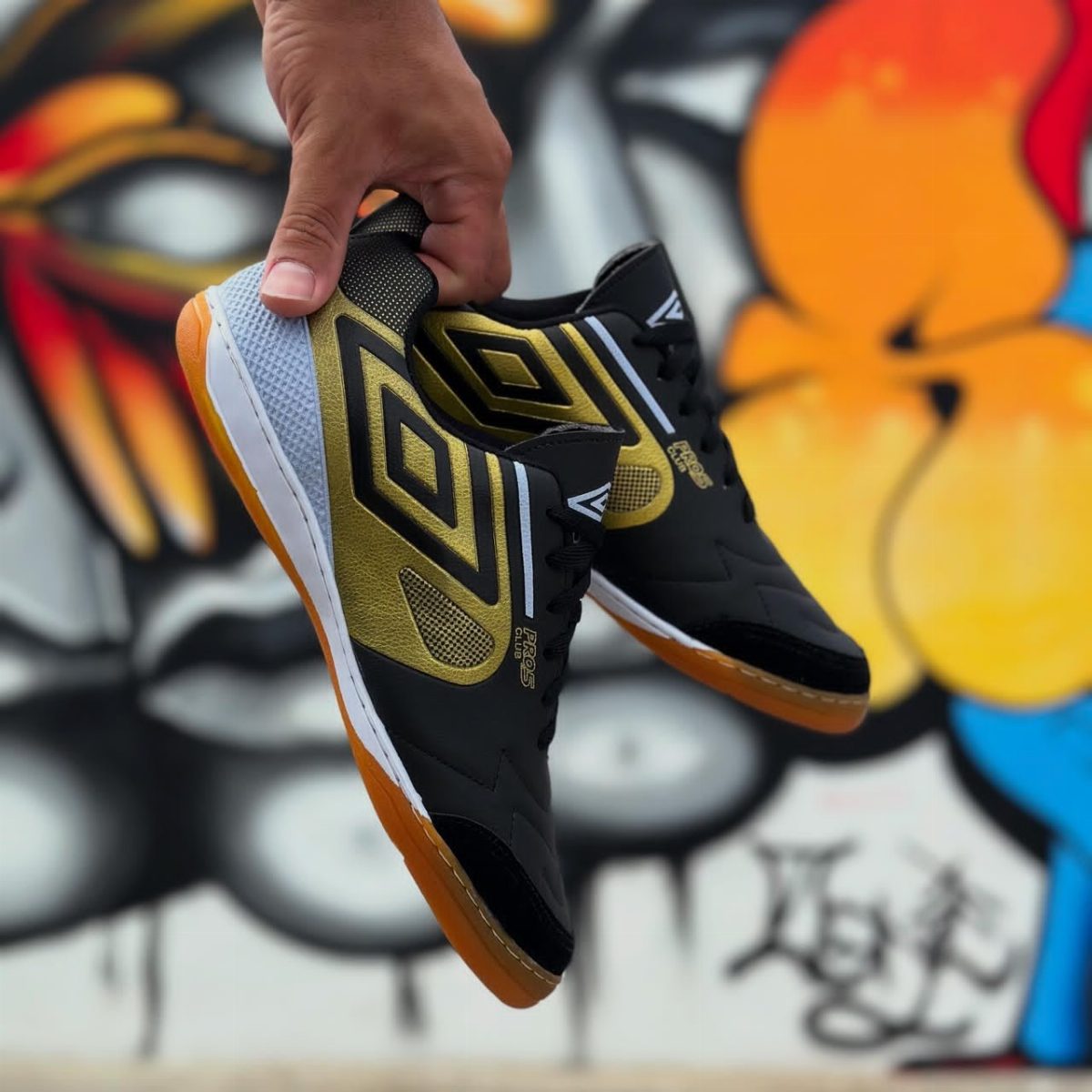 CHUTEIRA FUTSAL UMBRO - PRETO/OURO
