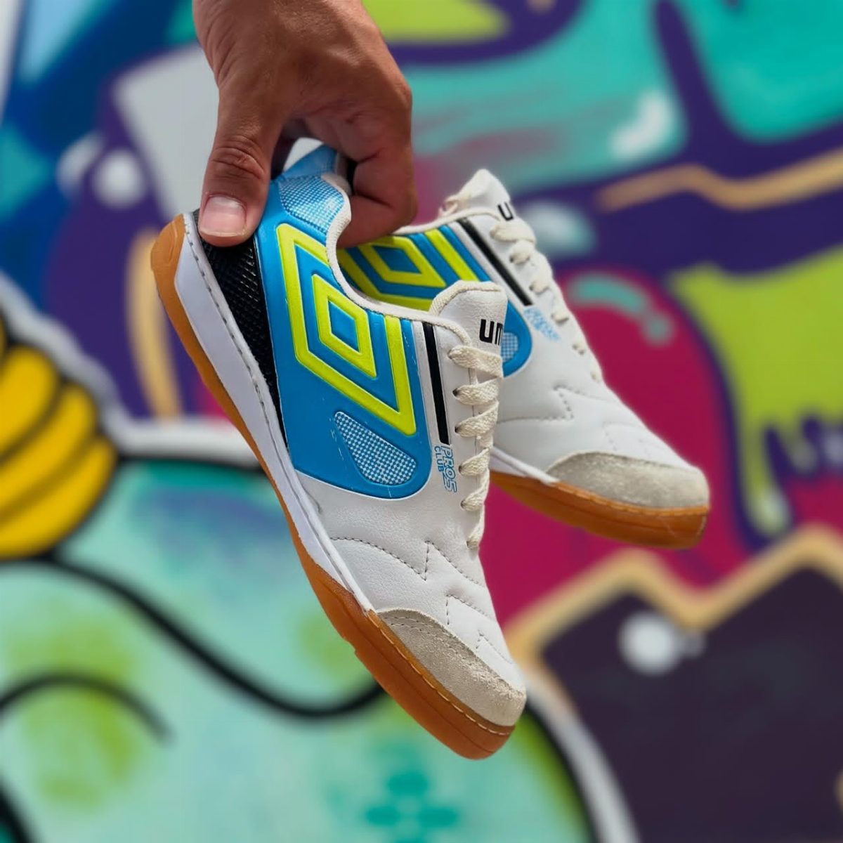 CHUTEIRA FUTSAL UMBRO - BCO/AZUL/VEDE