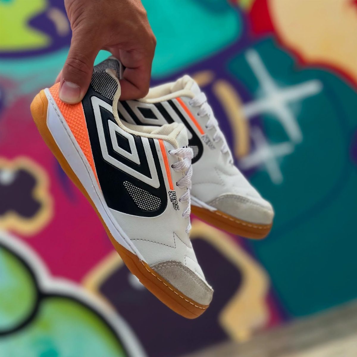 CHUTEIRA FUTSAL UMBRO - BCO/PTO/LARANJA